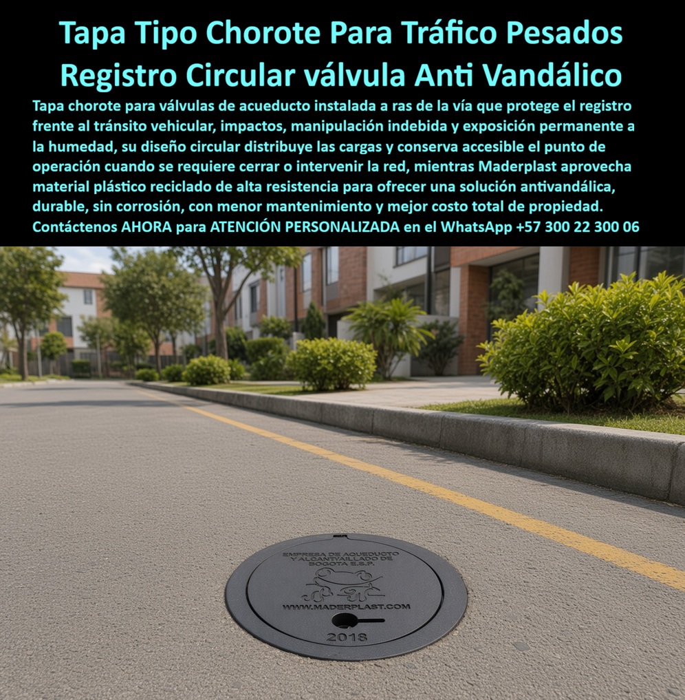 Cajilla tipo chorote Válvula de tráfico pesado Tapa Chorote Maderplast Registro De Acueducto Reciclado Para Tráfico Vehicular Caja de acueducto circular antivandálica de alta durabilidad Tapa Redonda Resistente Al Tráfico Vehicular Pesado La cajilla tipo chorrote para válvula protagoniza la fotografía instalada a ras de una vía residencial. Maderplast fabrica esta tapa redonda para acueducto en plástico reciclado de alta resistencia para proteger válvulas enterradas frente al tránsito, la humedad y los impactos. Los grabados institucionales, Maderplast.com y el año 2019 permiten identificar el servicio y orientar al personal operativo.  El problema aparece cuando una tapa metálica para válvula se oxida, se atasca, desaparece por hurto o deja un hueco peligroso. La solución Maderplast combina una caja circular para válvula enterrada con una tapa plástica antivandálica, reduciendo el interés por el valor de recuperación del hierro y eliminando la corrosión del cuerpo plástico.  Cuando un comprador pregunta ¿qué es una tapa tipo chorote?, la respuesta es sencilla: es el cierre de un registro vertical para acueducto que mantiene localizable el punto donde se introduce la llave para maniobrar una válvula subterránea. La cajilla chorote para red de agua protege ese acceso frente a tierra, residuos y golpes, permitiendo cerrar o abrir el paso durante reparaciones, sectorización o atención de fugas.  Otra consulta es ¿por qué la tapa chorote es circular? La geometría de un registro circular para válvula se adapta al cuerpo vertical y evita que la cubierta caiga dentro de su abertura cuando los diámetros están bien diseñados. Una tapa circular de alta resistencia también distribuye cargas hacia el marco, siempre que material, espesores, nervaduras, apoyo e instalación correspondan al servicio.  La pregunta ¿una tapa plástica soporta tráfico vehicular pesado? no debe responderse por apariencia. Una tapa para tráfico pesado necesita un modelo diseñado, instalado y verificado para esa exigencia. La capacidad depende del conjunto: marco y tapa para calzada, base, nivelación, compactación y pavimento. Maderplast puede coordinar especificaciones, prototipos y pruebas acordadas antes de producir en serie.  También se busca ¿qué ventajas ofrece una tapa de plástico reciclado? El registro de acueducto reciclado aprovecha el material recuperado para fabricar una solución funcional. La tapa reciclada para válvula no se oxida, puede producirse en color negro y reduce pintura y mantenimiento por corrosión. Como tapa no metálica para vía, disminuye el riesgo de robo motivado por la comercialización de chatarra.  Antes de especificarla surge ¿cómo se instala una tapa chorote en la vía? La cajilla enterrada para tráfico vehicular debe quedar alineada con la válvula, apoyada sobre una estructura estable y terminada al nivel del pavimento. Una tapa a ras de la calzada evita resaltes, impactos, ruido y molestias. Las cargas no deben transmitirse a la tubería y el recorrido de la llave debe quedar despejado.  El ingeniero debe verificar diámetro, profundidad, drenaje, exposición UV, cierre y clase de tránsito. Una caja de acueducto de alto impacto requiere planos, ficha técnica y evidencia aplicable al modelo. La tapa de inspección para válvula, el marco y el cuerpo deben evaluarse como sistema. Maderplast puede incorporar grabado institucional para acueducto, logotipo, año y referencia, desarrollando un registro para válvula de Bogotá o para cualquier entidad que entregue sus requerimientos.  La solución mejora la protección de válvulas subterráneas, favorece el acceso rápido a redes de agua, reduce el mantenimiento por corrosión y fortalece la seguridad vial del registro. Su rentabilidad se calcula mediante el costo total de propiedad: compra, instalación, cierres de vía, reparaciones, robos y reposiciones. Maderplast convierte las necesidades de acueductos, constructoras y municipios en planos, renders, prototipos y producción en serie. Solicite asesoría y cotización al Departamento de Ingeniería: Contacte Atención personalizada: WhatsApp (+57) 300 22 300 06 · ventas@maderplast.com