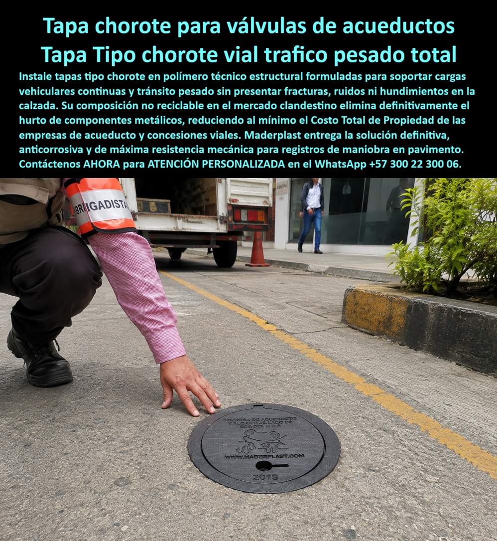 Cajilla tipo chorote Válvula de tráfico pesado Tapa Chorote Maderplast Tapa Cajilla municipal para válvula de agua resistente a corrosión Tapa Circular De Acueducto Reciclada Y Resistente Tapa De Registro Domiciliario Resistente Y Económica Tapa Chorote Para Válvulas de Acueductos: la Tapa Circular que un brigadista verifica en plena vía de tráfico pesado. Sobre el carril de una vía urbana marcada con línea amarilla continua, justo donde un camión de carga acaba de pasar, un brigadista se agacha para verificar el estado de esta tapa circular grabada con el sello de la Empresa de Acueducto y Alcantarillado de Bogotá. Ese punto exacto, expuesto a tránsito vehicular pesado constante, es donde Maderplast fabrica y respalda esta tapa chorote para válvulas de acueductos, diseñada para resistir cargas que el hierro tradicional termina fracturando o hundiendo con el tiempo.  ¿Qué es este producto? Es una tapa tipo chorote vial tráfico pesado total, fabricada en polímero técnico estructural, funcionando como cajilla tipo chorote válvula de tráfico pesado para cubrir registros de maniobra sobre calzadas de alto tránsito vehicular en zonas urbanas. ¿Por qué utilizarla? Porque Maderplast la formuló específicamente para soportar cargas vehiculares continuas sin presentar fracturas, ruidos ni hundimientos en la calzada, mientras que su composición no reciclable en el mercado clandestino elimina de raíz el hurto de componentes que hoy afecta a las tapas metálicas tradicionales. ¿Para qué se debe implementar en esencia? Para reducir al mínimo el Costo Total de Propiedad de las empresas de acueducto y concesiones viales, garantizando máxima resistencia mecánica en registros de maniobra sin generar reposiciones constantes por robo o rotura.  ¿Resiste realmente el paso repetido de camiones de carga como el que aparece en la imagen? Sí, esta tapa circular de acueducto reciclada y resistente está calculada estructuralmente para tránsito pesado continuo, sin fisuras ni desplazarse de su posición en la calzada. ¿Por qué ya no se roban estas tapas como ocurría con las de hierro? Precisamente porque su material no tiene valor de reventa en el circuito de chatarrería, a diferencia del metal fundido que motivaba el hurto constante de tapas de acueducto en zonas urbanas. ¿Sirve también para registros domiciliarios de menor tránsito? Sí, existe una versión tapa de registro domiciliario resistente y económica, adaptada a calzadas residenciales con menor exigencia de carga vehicular. ¿Cumple con las especificaciones de empresas municipales de acueducto? Totalmente, se fabrica bajo el grabado y estándar exigido por operadores como la EAAB, facilitando su homologación en procesos de mantenimiento vial. ¿Genera ruido al paso de vehículos como ocurre con las tapas metálicas sueltas? No, su ajuste estructural preciso elimina el traqueteo característico de las tapas de hierro mal fijadas al pavimento.  Un brigadista de mantenimiento vial en Bogotá nos comentó que, tras el cambio masivo de tapas metálicas por estas tapas chorote Maderplast en varias vías principales, los reportes de hurto desaparecieron por completo y las quejas por hundimiento de calzada bajo tránsito pesado se redujeron a cero.  Como fabricante certificado ISO 9001 en diseño y desarrollo, e ISO 14001 ambiental, Maderplast respalda cada tapa cajilla municipal para válvula de agua con pruebas de laboratorio disponibles en youtube.com/@maderplasSA, y realizamos pruebas de campo adicionales que usted escoja, a nuestro costo. Si su municipio o concesión vial requiere cajilla tipo EMPO o municipal, caja de registro en polímero reforzado o un diseño a la medida de sus vías de tráfico pesado, nuestro departamento de ingeniería cotiza, personaliza y fabrica en serie. Cuando se trata de tapas de acueducto en plástico técnico para tránsito vehicular, Maderplast es quien resiste donde el hierro fractura. Contacte Atención personalizada: WhatsApp (+57) 300 22 300 06
