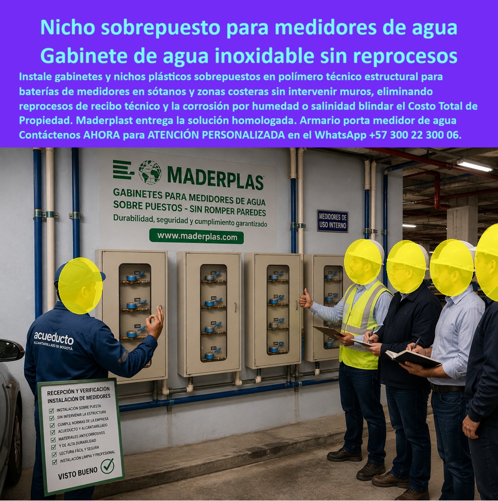 Nichos Inoxidables Garantía Cajas Racks Medidores Mantenimiento Maderplast Nichos Plásticos Inoxidables Medidores Sin Costosos Reprocesos Nicho Agua Cero Reclamos Garantía Un Año Sin Fallas Gabinete Agua Costero Sin Corrosión Cartagena Costa  Los nichos superpuestos para medidores de agua Maderplast organizan una batería de gabinetes instalados sobre el muro, con contadores identificados por usuario. La imagen muestra cuatro módulos de tres medidores y un proceso de recepción técnica de obra, donde un equipo revisa la instalación antes del visto bueno. El protagonista es el gabinete plástico para medidores que permite inspeccionar cada equipo sin demoler acabados ni ocultar conexiones indispensables.  ¿Qué es este producto? Es un armario para medidores de agua diseñado para concentrar varios registros en una batería de gabinetes de agua. Cada unidad funciona como caja de pared para contador, posee una puerta con ventana de inspección y facilita la identificación de medidores por usuario. Su configuración modular permite formar un banco de medidores domiciliarios para edificios, comercios, sótanos o zonas técnicas, manteniendo disponibles las válvulas.  ¿Por qué elegir una instalación sobrepuesta sin romper muro? Este montaje permite fijar el gabinete sobre una superficie terminada y conducir redes registrables, reduciendo excavaciones, resanes, pintura y tiempos de intervención. Un sistema modular de medidores puede ampliarse con menor afectación de la obra, mientras las conexiones hidráulicas accesibles simplifican inspecciones y correcciones. Para una constructora, esto representa menos interferencias entre especialidades y una entrega más controlada.  ¿Por qué conviene en ambientes húmedos o costeros? El cuerpo de unos nichos anticorrosivos fabricados en polímero no desarrolla el óxido característico de una carcasa de acero; por eso las cajas resistentes a humedad y el gabinete resistente a salinidad resultan valiosos en Cartagena, Barranquilla, Santa Marta, cuartos técnicos y sótanos. Esto no significa que todo componente sea inmune: bisagras, tornillos, cerraduras y accesorios deben especificarse para la exposición prevista. El gabinete de agua para zonas costeras también debe verificar estabilidad UV al exterior y sellado cuando exista riesgo de ingreso de agua.  ¿Cómo ayuda a evitar reprocesos? La reducción de reprocesos en obra comienza antes de fabricar: se confirman cantidad y diámetro de medidores, separaciones, tuberías, cierre, altura de lectura y espacio de maniobra. Durante la verificación de instalación hidráulica, el inspector comprueba fijación, alineación, accesibilidad, identificación y correspondencia con planos. Así, el gabinete medidor agua constructora facilita una revisión ordenada y contribuye a disminuir correcciones posteriores, pero ningún proveedor responsable debe prometer “cero reclamos” sin considerar instalación, uso y contrato.  ¿Qué debe exigir el comprador antes de aprobarlo? Debe solicitar dimensiones, planos, material, capacidad, acabado, herrajes, fijación, requisitos del prestador, cumplimiento de especificaciones, condiciones de garantía documentada y evidencia técnica aplicable. Un producto sólo puede anunciarse como homologado cuando exista aprobación vigente para la referencia y entidad correspondientes. Esta verificación protege la lectura individualizada de consumo, el acceso para inspección y la protección de medidores de agua.  Frente al reemplazo de nichos metálicos oxidados, un gabinete plástico de alta durabilidad puede reducir pintura, saneamiento y cambios de carcasa, mejorando el costo total de propiedad y el mantenimiento de gabinetes. Maderplast desarrolla nichos a medida, planos, renders, prototipos y producción seriada como fabricante de gabinetes para acueducto. Solicite la cotización de nichos para medidores al Departamento de Ingeniería por Contacte Atención personalizada: WhatsApp (+57) 300 22 300 06 o al correo ventas@maderplast.com