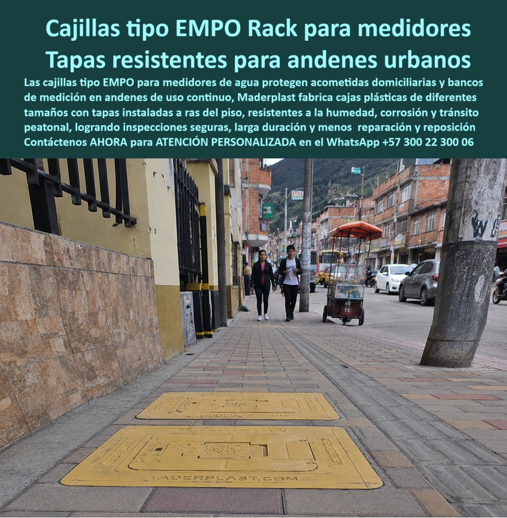 Tapa Con Cajilla De Medidor Tapa Plástica Catalogo Brochure Tamaños Maderplast Caja para medidor de agua domiciliario Gabinete para banco de medidores de agua Cajilla Municipal Tipo EMPO Medidor Agua Alta Resistencia Cajilla tipo Empo Cali Las cajillas tipo EMPO para medidores de agua Maderplast aparecen a ras de un andén urbano, en dos formatos rectangulares para diferentes espacios de inspección. Su color facilita localizarlas y el relieve distingue la apertura dentro de la superficie peatonal. La fotografía no muestra un rack mural: presenta una tapa con cajilla para medidor y una caja de piso para acueducto que protegen equipos bajo el andén.  ¿Qué es una cajilla tipo EMPO? Es una denominación comercial y regional para una cajilla municipal para contador de agua, instalada sobre la acometida domiciliaria de agua. También puede buscarse como caja EMPO para medidor, cajilla tipo EMPO Cali, tapa caleña para medidor o registro domiciliario de agua. Como las exigencias cambian entre prestadores y municipios, el nombre “EMPO” no demuestra aprobación ni define una única medida.  ¿Por qué existen tamaños diferentes? La cajilla de diferentes tamaños se selecciona según dimensiones del contador, válvulas, uniones, tubería y espacio para herramientas. Una caja para medidor de agua domiciliaria puede requerir menos volumen que una caja rectangular para medidor destinada a conexiones adicionales. Elegir únicamente por la dimensión exterior puede dejar el interior estrecho, forzar accesorios o generar reprocesos. La medida correcta protege la red y deja maniobra suficiente para reemplazar el contador sin romper el pavimento.  ¿Cómo debe funcionar la apertura? La tapa de inspección para contador permite entrar al compartimiento para mantenimiento, mientras una ventanilla de lectura o tapa con apertura parcial puede facilitar la consulta del consumo sin descubrir toda la instalación. Para intervenir válvulas y conexiones, la tapa completa de mantenimiento debe ofrecer acceso suficiente. Una cajilla con sistema de seguridad y una tapa antirrobo para medidor controlan la apertura mediante el mecanismo previsto, sin dificultar el trabajo autorizado.  ¿Cómo se instala correctamente en un andén? La instalación a ras de piso debe conservar la continuidad de la circulación y evitar bordes que causan tropiezos. El marco apoyado en concreto requiere soporte uniforme, nivelación, confinamiento y espacio para abrir sin rozar el acabado. Una tapa peatonal antideslizante debe mantener agarre con humedad y corresponder a la clase de carga peatonal del lugar. La presencia de motos o vehículos exige otra evaluación; no debe suponerse resistencia vehicular por apariencia.  ¿Por qué utilizar una solución plástica? Una tapa plástica anticorrosiva no desarrolla el óxido propio del hierro y una tapa resistente a humedad puede reducir pintura, saneamiento y deterioro visual. Esto mejora la protección del contador de agua y facilita la reposición de tapa de medidor al sustituir cubiertas metálicas deterioradas. La durabilidad depende del polímero, diseño, exposición solar, carga, herrajes e instalación; por eso debe respaldarse con documentación de la referencia.  ¿Qué debe revisar el comprador? Debe comparar medidas útiles, apertura, cierre, carga, material, garantía, ficha técnica de cajilla, instalación y requisitos del acueducto local. Una cajilla aprobada por acueducto solo debe anunciarse así cuando exista evidencia vigente para ese modelo. Maderplast desarrolla cajillas personalizadas para municipios, planos, muestras y producción en serie como fabricante de cajas para medidor. Solicite el precio de cajilla EMPO y la cotización de tapa con caja al Contacte Atención personalizada: WhatsApp (+57) 300 22 300 06 o a ventas@maderplast.com