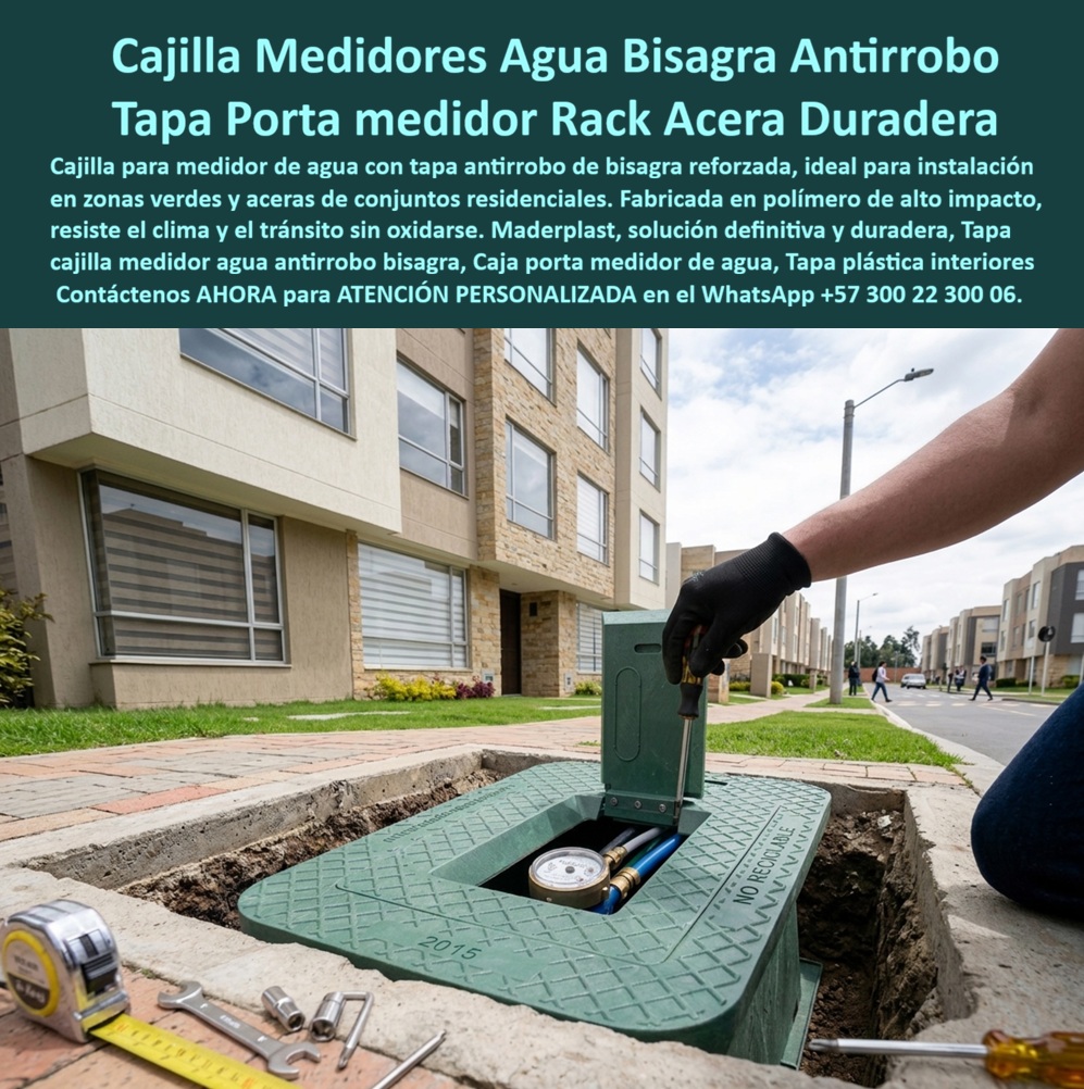 Tapa Con Cajilla De Medidor Tapa Plástica De Casas Interiores Maderplast Cajilla para medidor de agua Tapa para cajilla de acueducto zona verde Tapa Cajilla Medidor Agua Antirrobo Bisagra Duradera Caja portamedidor de agua acera resistentes La cajilla para medidor de agua Maderplast aparece durante su instalación frente a un conjunto residencial. El cuerpo verde está alojado en la excavación, el contador y la tubería permanecen visibles y un operario levanta la tapa con bisagra para medidor de agua mediante una herramienta. Así, la caja portamedidor de agua protege la acometida sin impedir la lectura, inspección o mantenimiento autorizado.  ¿Qué producto muestra la fotografía? Es un registro domiciliario de acueducto formado por caja, marco y una tapa abatible de inspección. En su interior se ubican el medidor, uniones y la caja para válvula domiciliaria, conservando el acceso al contador de agua. No corresponde a un rack: es una cajilla plástica para contador empotrada en piso para exteriores residenciales.  ¿Por qué utilizar una tapa con bisagra? La bisagra reforzada para cajilla mantiene la cubierta vinculada al marco, evita dejarla suelta y facilita controlar su movimiento. La ventana de lectura del medidor permite observar o alcanzar el contador, según el diseño, sin retirar todo el conjunto. Para una verdadera tapa antirrobo para cajilla, la bisagra debe complementarse con pasador de seguridad, cierre antimanipulación y anclaje resistente; la palabra “antirrobo” no debe depender solamente de que la puerta sea abatible.  ¿Dónde puede instalarse? Una tapa para zona verde o caja de medidor en jardín protege la red cerca de las viviendas, mientras una tapa para acera residencial debe conservar continuidad y seguridad para el peatón. También puede emplearse como cajilla para conjunto de vivienda, cajilla para casas o tapa verde de acueducto, siempre que el tamaño, ubicación y especificación correspondan al prestador. El color ayuda a identificarla, pero no reemplaza su señalización técnica.  ¿Cómo debe terminarse la obra? La imagen representa una fase previa al acabado definitivo. La instalación de cajilla para medidor requiere apoyo estable, orientación, confinamiento y marco perimetral de concreto. La nivelación de tapa de andén debe dejar la cubierta enrasada con la superficie, sin huecos ni bordes peligrosos. El drenaje de caja de medidor debe evitar acumulaciones que dificulten la operación, mientras el espacio de maniobra interior debe permitir trabajar sin golpear el contador ni tensionar la tubería.  ¿Qué resistencia debe solicitarse? Una superficie antideslizante ayuda a controlar el riesgo con humedad, pero la resistencia a tránsito peatonal debe demostrarse con la ficha y la clase de carga certificada aplicable. El cuerpo de una tapa plástica anticorrosiva no desarrolla el óxido propio del hierro y puede servir para la reposición de tapa de hierro. La vida útil depende del polímero, diseño, exposición, instalación, bisagra y uso.  ¿Qué debe revisar el comprador? Dimensiones, apertura, carga, cierre, fijación, garantía, protección de acometida de agua, acceso y requisitos municipales. También debe confirmar que la apertura facilite el mantenimiento del contador y la lectura de consumo domiciliario sin comprometer la seguridad. Estos criterios mejoran el costo total de propiedad al reducir corrosión, reemplazos y reprocesos evitables.  Maderplast desarrolla cajillas personalizadas para acueducto, planos, prototipos y producción seriada como fabricante de cajillas plásticas. Solicite su cotización de caja para medidor de agua al Contacto Atención personalizada: WhatsApp (+57) 300 22 300 06 o a ventas@maderplast.com