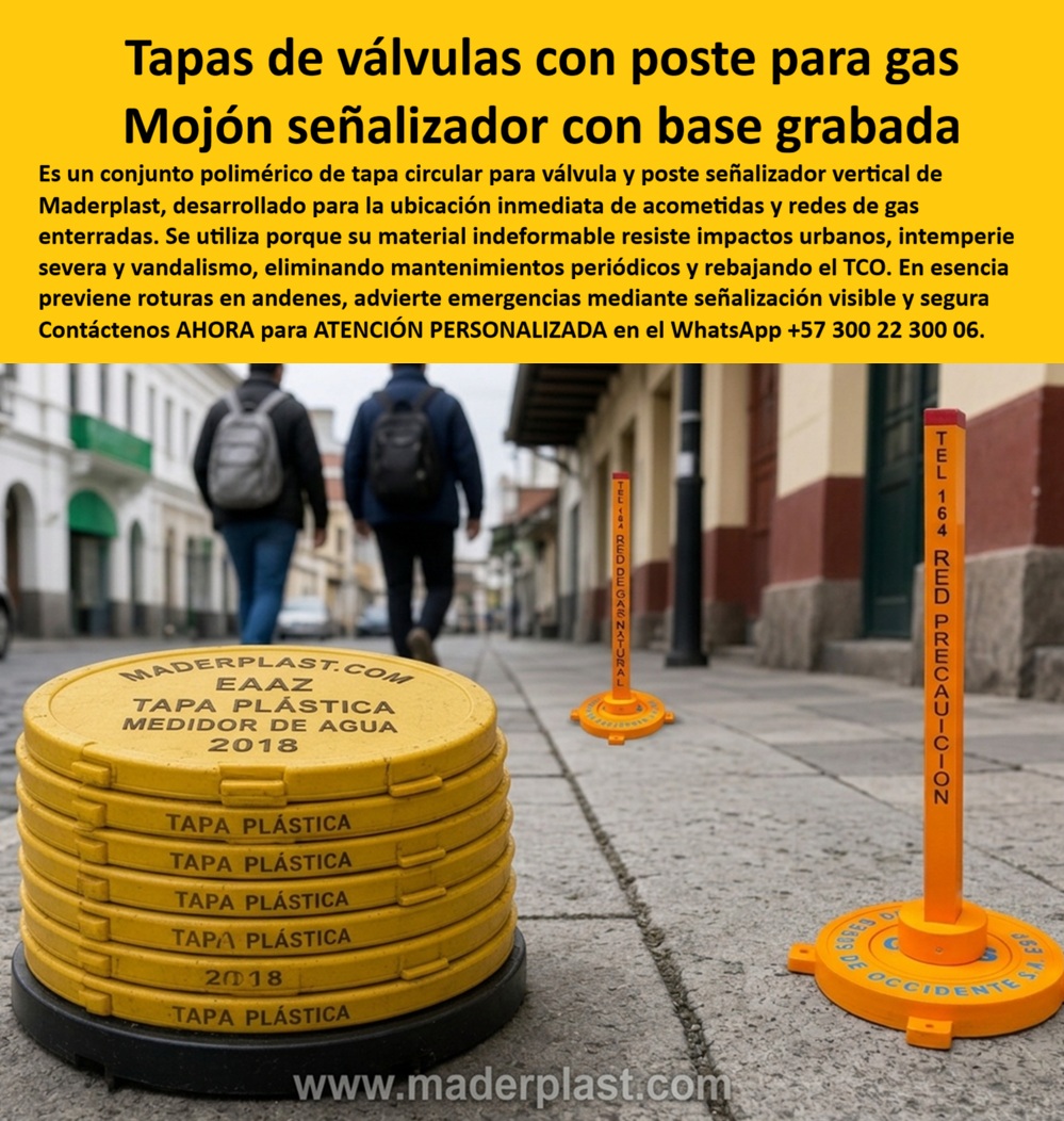 Tapa Válvula Mojón Red Gas Natural Poste Señalizador Visible Maderplast Poste Gases Occidente Base Circular Grabada Duradera Mojón Señalizador Localizar Válvulas De Gasoductos Tapa Con Señal Vertical Ubicar Redes De Gas Hito De Gas Tapas de Válvulas con Poste para Gas: el Mojón Señalizador que un peatón identifica desde lejos en la calle. Sobre el andén de un centro histórico, dos transeúntes caminan indiferentes junto a un poste naranja vertical marcado "RED PRECAUCIÓN", mientras a un costado, una pila de tapas circulares amarillas para medidor de agua espera su instalación. Esa visibilidad inmediata, sin necesidad de excavar ni preguntar, es la que resuelve este tapa válvula mojón red gas natural poste señalizador visible que Maderplast fabrica para ubicación de acometidas y redes enterradas.  ¿Qué es este producto? Es un conjunto polimérico de tapa circular para válvula y poste señalizador vertical, con base circular grabada y varilla naranja identificadora, funcionando como mojón señalizador para localizar válvulas de gasoductos en andenes urbanos y vías de acceso público. ¿Por qué utilizarlo? Porque, a diferencia de una marca pintada en el piso que se borra con el tiempo, este poste gases occidente base circular grabada duradera resiste impactos urbanos, intemperie severa y vandalismo, manteniéndose visible e indeformable durante años de exposición. ¿Para qué se debe implementar en esencia? Para prevenir roturas de red por excavaciones accidentales en andenes, advertir emergencias mediante señalización vertical visible desde distancia y rebajar el Costo Total de Propiedad al eliminar mantenimientos periódicos de repintado o reposición.  ¿Cómo diferencia el peatón una red de gas de una red de agua? El texto grabado en la varilla lo indica directamente, como se aprecia en el poste marcado "RED DE GAS NATURAL", mientras las tapas amarillas identifican medidor de agua, evitando confusión operativa entre redes distintas. ¿Resiste el tránsito peatonal constante de una calle comercial? Totalmente, su material indeformable soporta el paso diario sin fracturarse ni perder su base de anclaje al piso. ¿Sirve para identificar acometidas de empresas específicas de servicios? Sí, se personaliza con el nombre del operador, como se ve grabado "GASES DE OCCIDENTE S.A.E.S.P." en la base circular de la imagen. ¿Qué pasa si una cuadrilla de otra obra necesita ubicar la red antes de excavar? Precisamente para eso funciona esta tapa con señal vertical para ubicar redes de gas, evitando roturas costosas por desconocimiento de la ubicación exacta de la tubería enterrada. ¿Puede usarse también para redes de agua potable en el mismo sector? Sí, existe la versión de tapa circular grabada para medidor de agua, complementaria al sistema de señalización de gas, ambas fabricadas bajo el mismo estándar de durabilidad Maderplast.  Un supervisor de mantenimiento de redes de una operadora de gas en el suroccidente colombiano nos comentó que, tras instalar estos hito de gas Maderplast en su zona de cobertura, las cuadrillas de obras civiles externas dejaron de romper accidentalmente la tubería enterrada, evitando reparaciones de emergencia que antes ocurrían con frecuencia.  Como fabricante certificado ISO 9001 en diseño y desarrollo, e ISO 14001 ambiental, Maderplast respalda cada tapa válvula con pruebas de laboratorio disponibles en youtube.com/@maderplasSA, y realizamos pruebas de campo adicionales que usted escoja, a nuestro costo. Si su operadora requiere caja para válvula de acueducto, tapa de seguridad para cajilla o un diseño de señalización a la medida de su red enterrada, nuestro departamento de ingeniería cotiza, personaliza y fabrica en serie. Cuando se trata de señalización de redes en plástico técnico, Maderplast es quien previene la rotura antes de que ocurra. Contacte Atención personalizada: WhatsApp (+57) 300 22 300 06